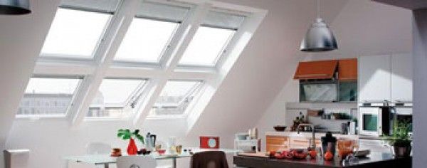 Una cocina con muchas ventanas en el techo.