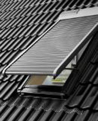 Una fotografía en blanco y negro de un techo con una ventana y una persiana.