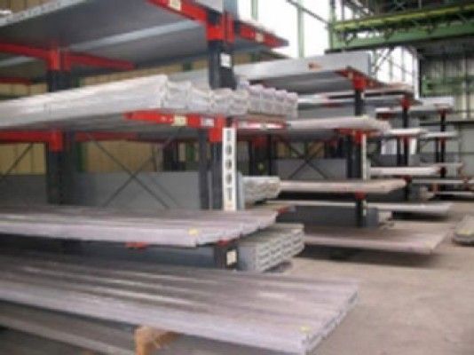 Un almacén lleno de muchos estantes de metal.