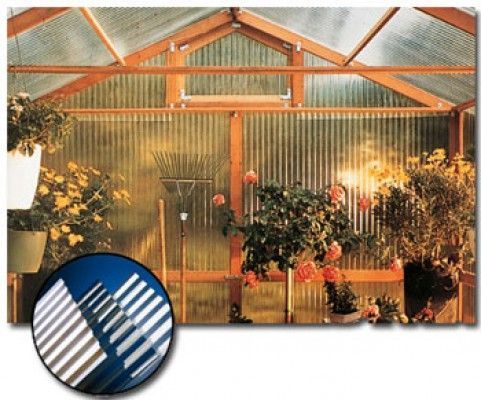 Una imagen de un invernadero con plantas en macetas