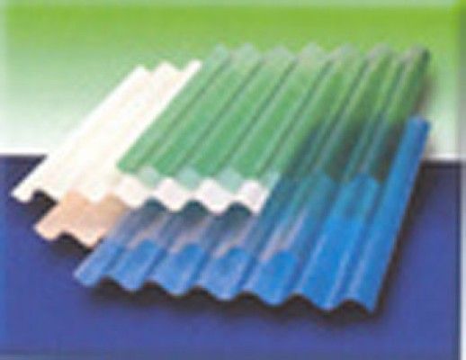 Una pila de láminas de plástico de diferentes colores están colocadas una encima de otra sobre una superficie azul.