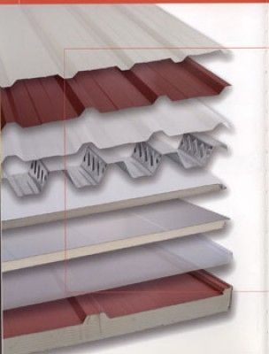 Las capas de un techo se muestran sobre un fondo blanco.