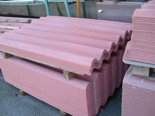 Una pila de tejas rosas sobre un palé de madera