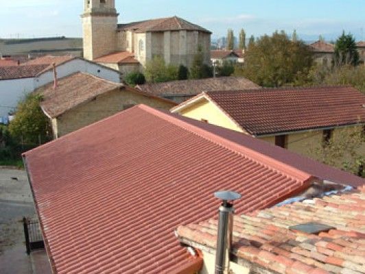 Un techo rojo con una chimenea encima