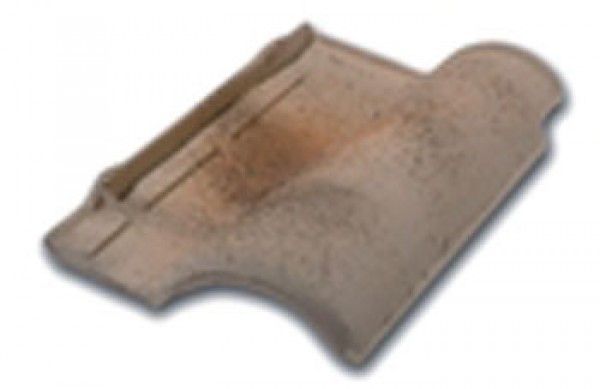 Una teja marrón está colocada sobre una superficie blanca