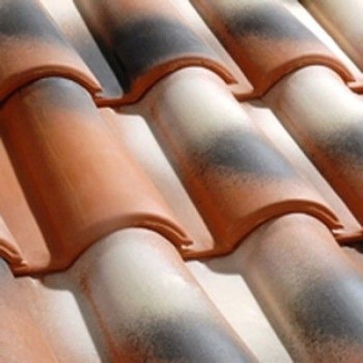 Un primer plano de una hilera de tejas en un tejado.