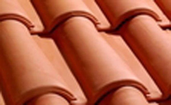 Un primer plano de una hilera de tejas rojas en un tejado.