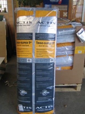 Un rollo de aislamiento Actis se encuentra sobre un palé.