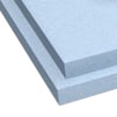 Dos piezas de hormigón se apilan una encima de otra sobre una superficie blanca.