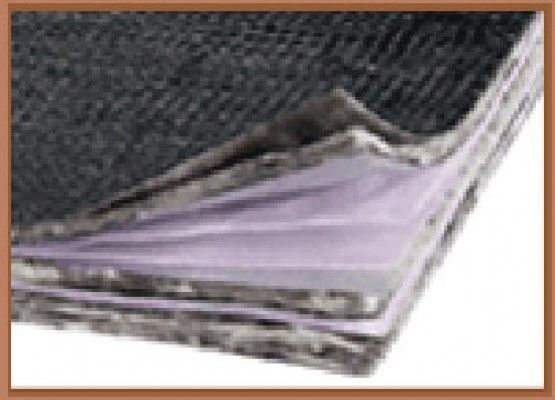 Un primer plano de una pila de láminas de espuma.