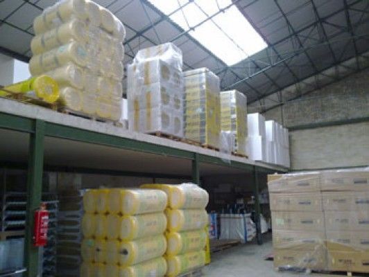 Un almacén lleno de muchas cajas y bolsas