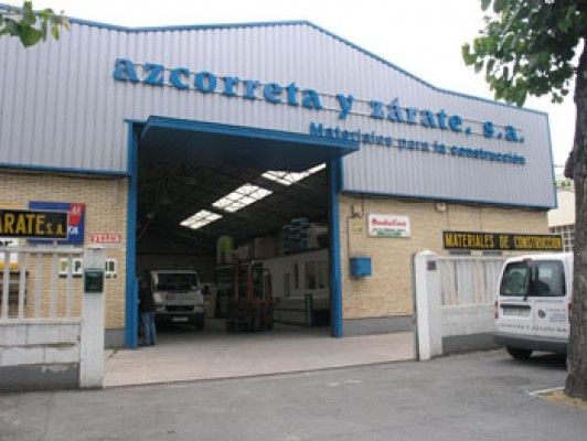 Un edificio con Azcorreta y Sarate escrito en él