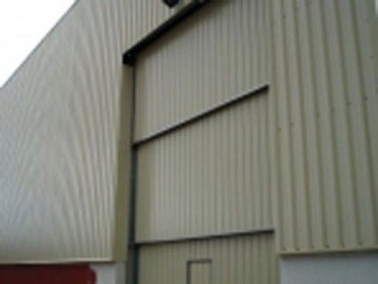 Un gran edificio con una gran puerta a un lado.