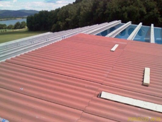 Un techo rojo con algunos trozos de madera encima.