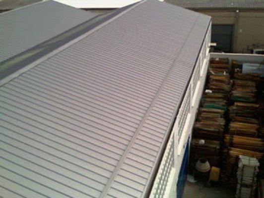 Una vista aérea de un edificio con techo gris.