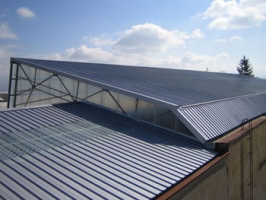 Un techo de metal con una cubierta de techo transparente