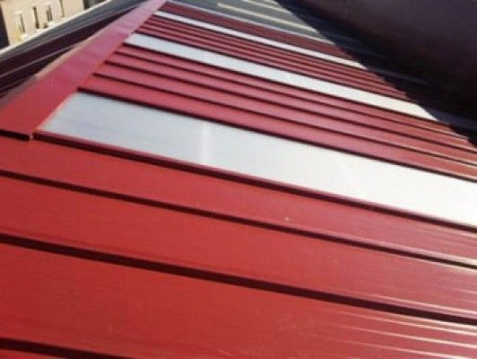 Un primer plano de un techo rojo con rayas blancas.