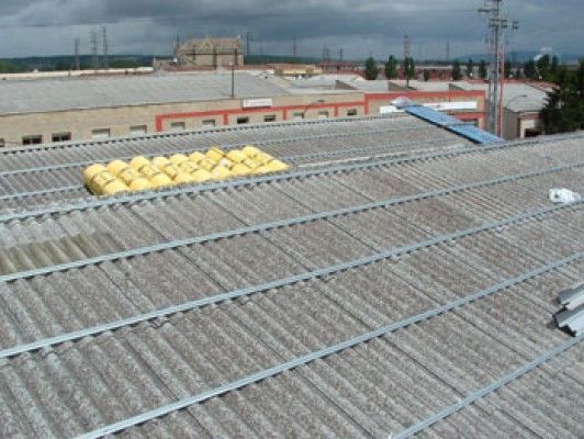 Un techo con un montón de bolsas amarillas encima