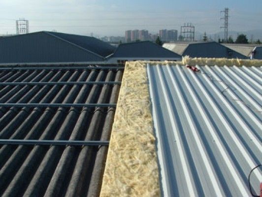 Se están realizando trabajos en el tejado de un edificio