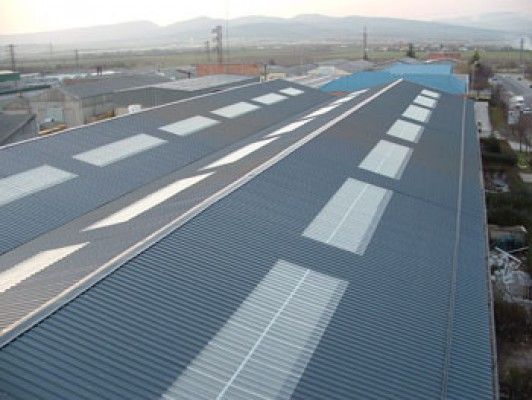 Una vista aérea de un edificio con un techo que parece una carretera.