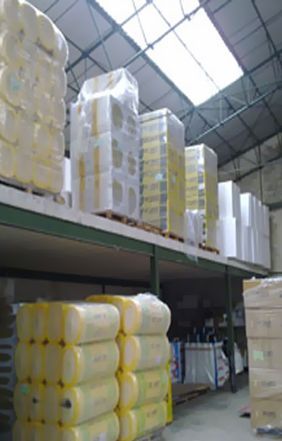 Un almacén lleno de muchas cajas y bolsas