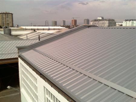 El tejado de un edificio con una ciudad al fondo
