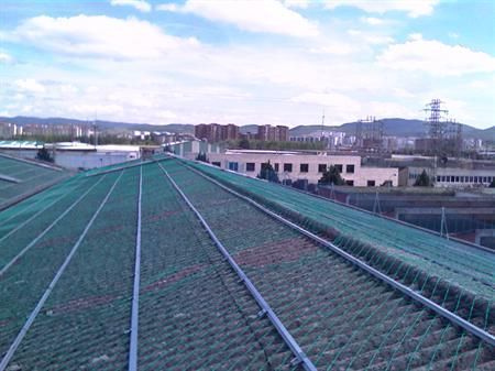 Una vía de tren en el tejado de un edificio con una ciudad al fondo.