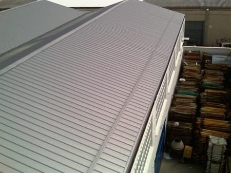 Una vista aérea de un gran edificio con un techo gris.