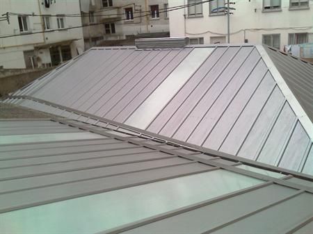 Un techo gris con una raya blanca.