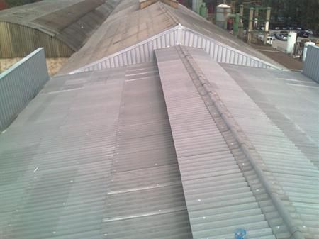 El techo de un edificio con techo de metal corrugado.