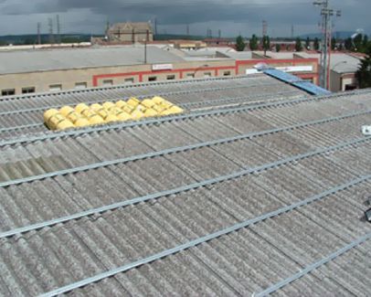 Un techo con un montón de bolsas amarillas encima