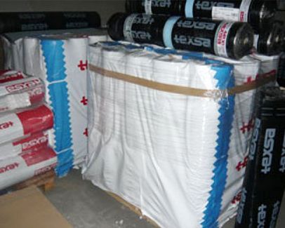 Un montón de rollos de material para techos están apilados uno encima del otro