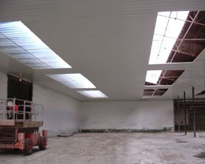 Un gran almacén vacío con muchas ventanas.