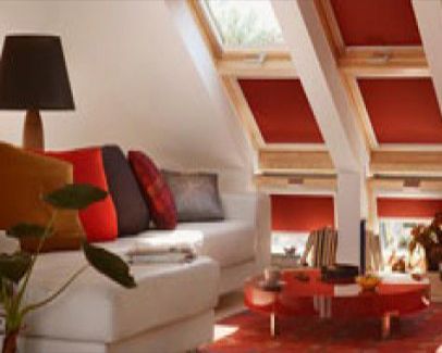 Una sala de estar con un sofá, una mesa y una lámpara.