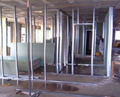 Un edificio en construcción con muchos marcos de metal.