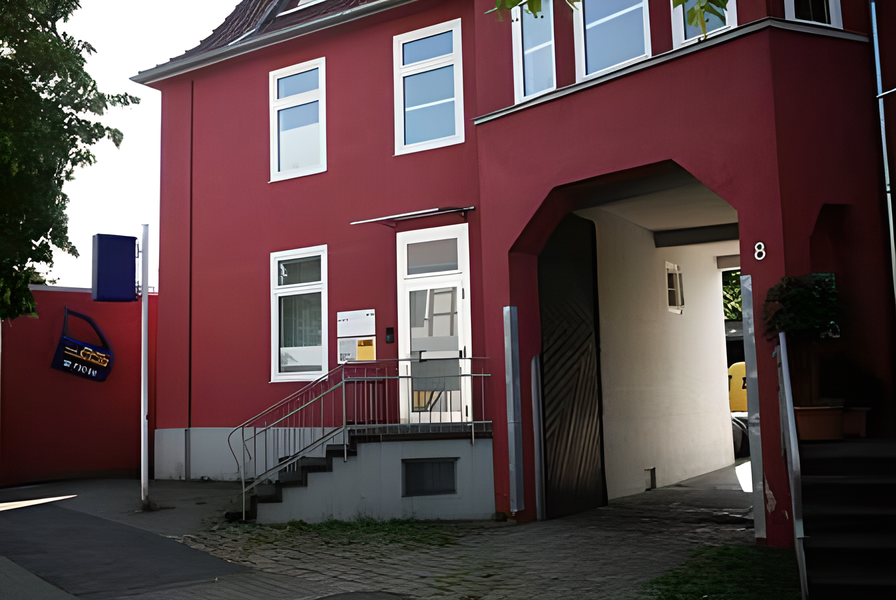 Ein rotes Gebäude mit der Nummer 8 darauf