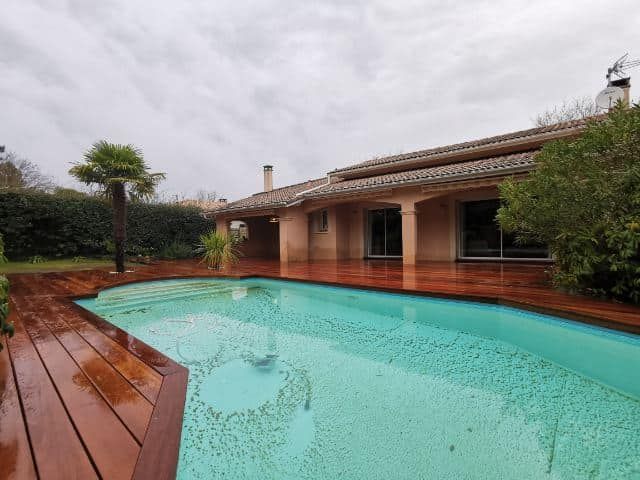 Terrasse en bois avec une piscine