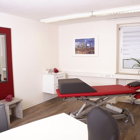 Behandlungsraum mit Liege