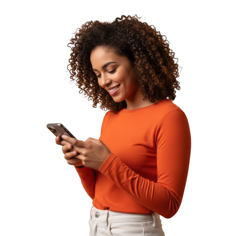 Une femme aux cheveux bouclés, vêtue d'un haut orange, regarde son smartphone en souriant.