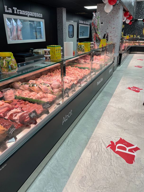 Une vitrine réfrigérée de viandes, partie boucherie