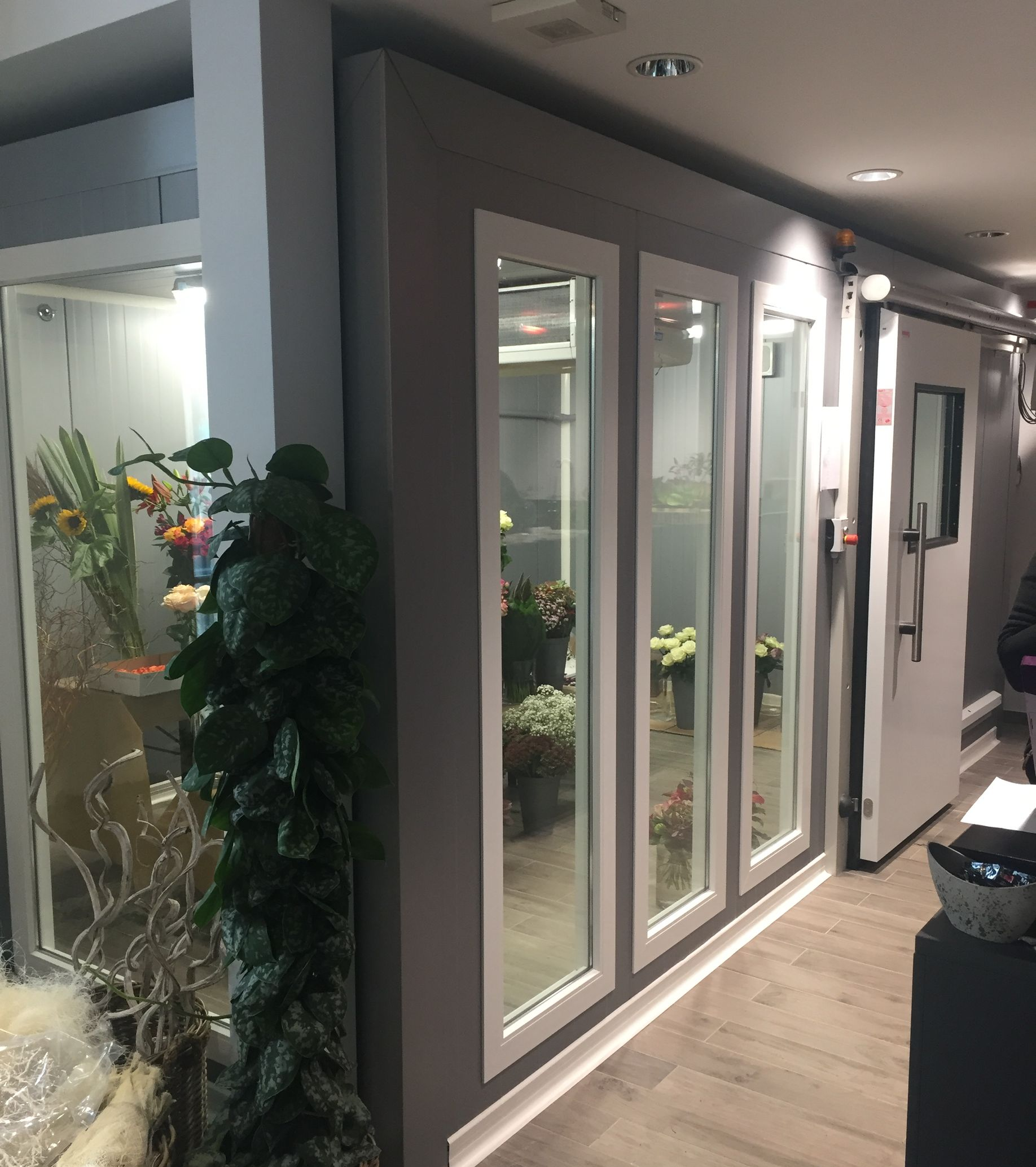 Une armoire réfrigérée contenant des fleurs