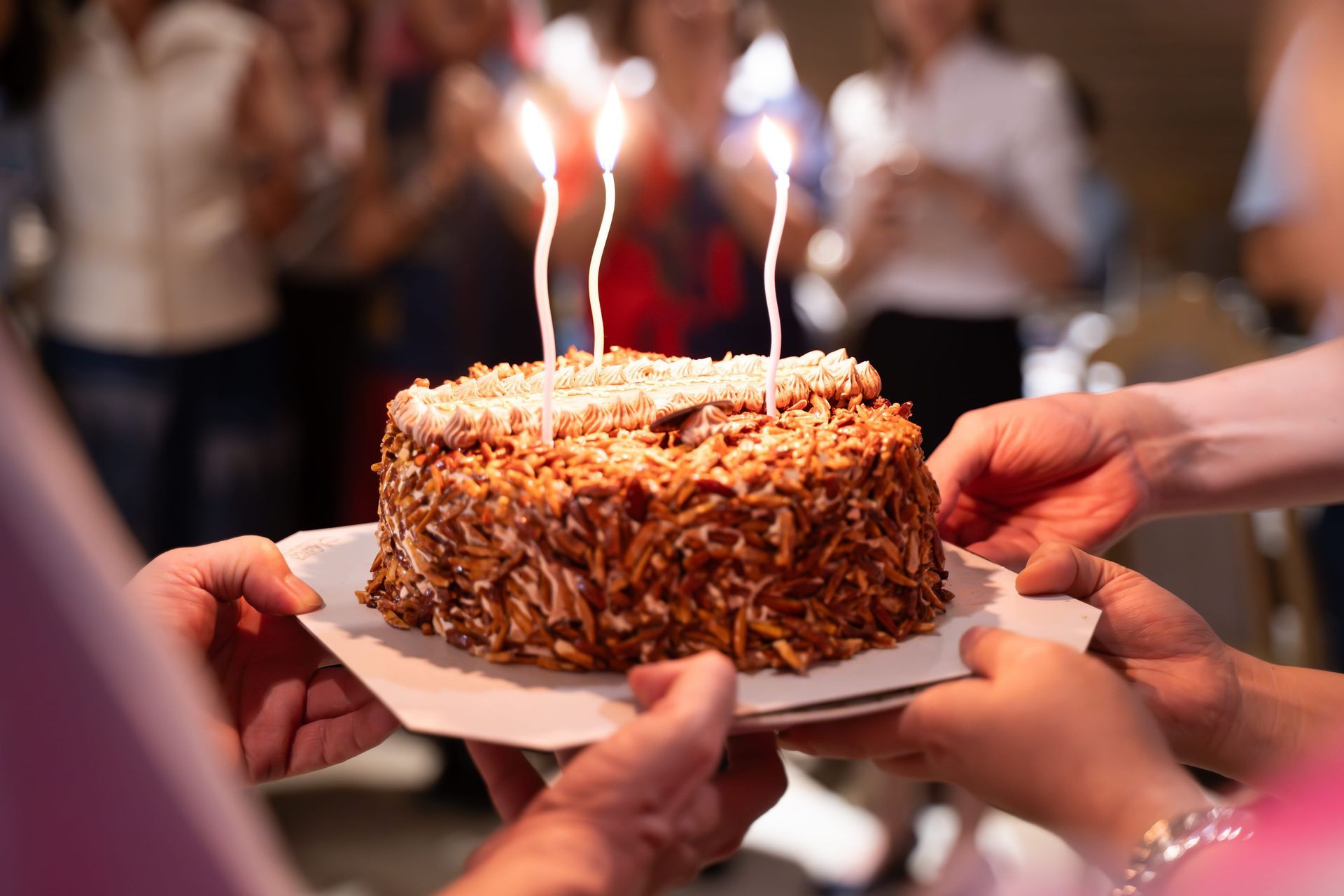 Una larga mesa de fiesta preparada para un sexto cumpleaños, con comida