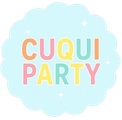 Un c&iacute;rculo festoneado de color azul claro con el texto multicolor "CUQUI PARTY" y peque&ntilde;os detalles de estrellas blancas.