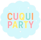 Un c&iacute;rculo festoneado de color azul claro con el texto multicolor "CUQUI PARTY" y peque&ntilde;os detalles de estrellas blancas.