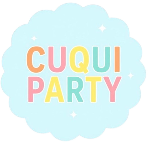 Un c&iacute;rculo festoneado de color azul claro con el texto multicolor "CUQUI PARTY" y peque&ntilde;os detalles de estrellas blancas.