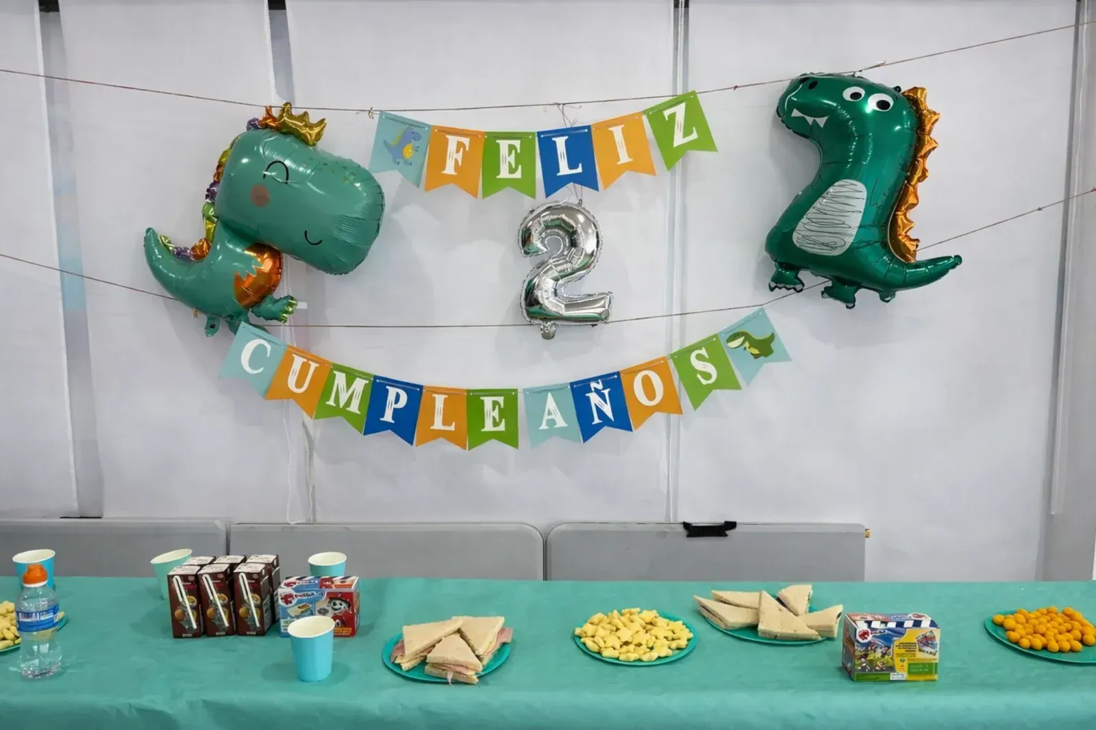 Decoración de cumpleaños con temática de dinosaurios, con una pancarta