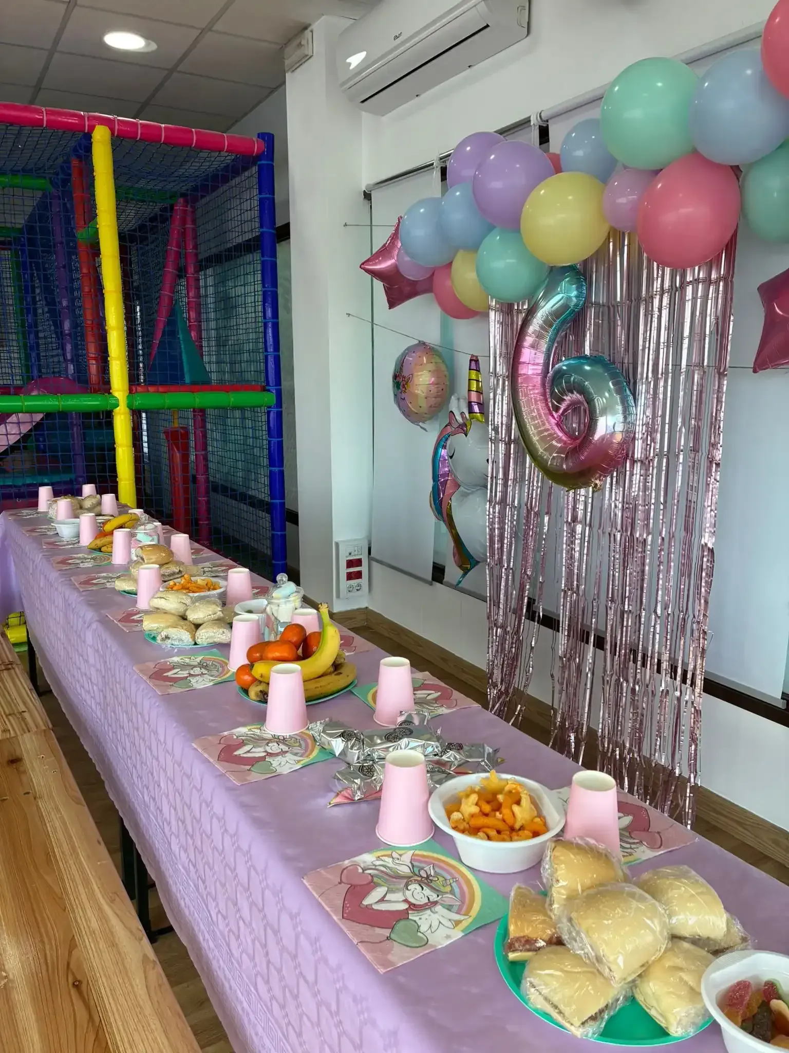 Una mesa preparada para una fiesta de 