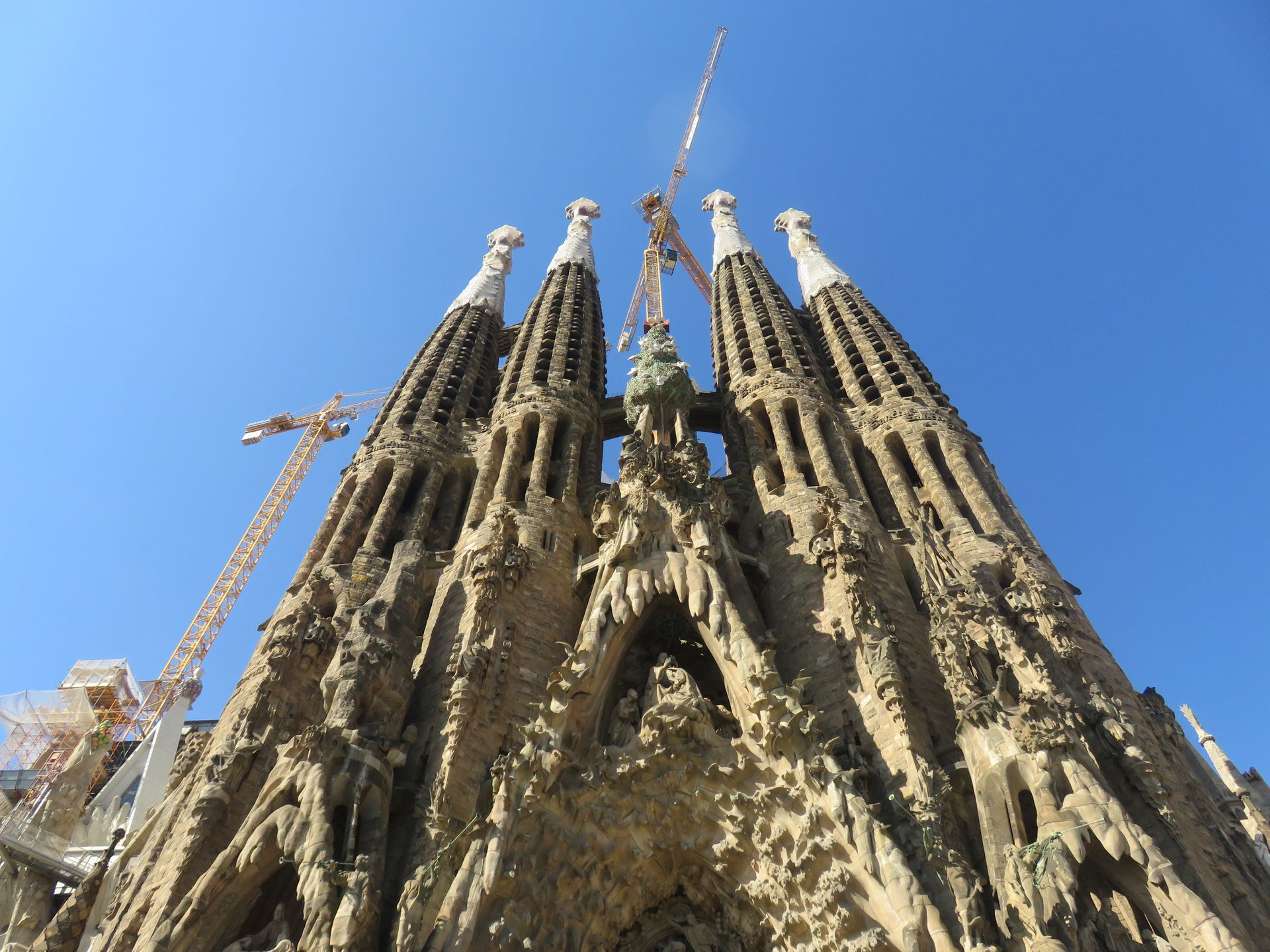 a large building with a blue sky in the background the Sagrada Familia