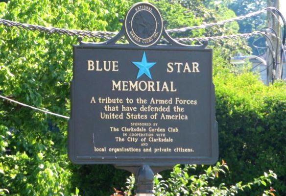 a sign that says blue star memorial a tribute to the armed forces that have defended the united states of america