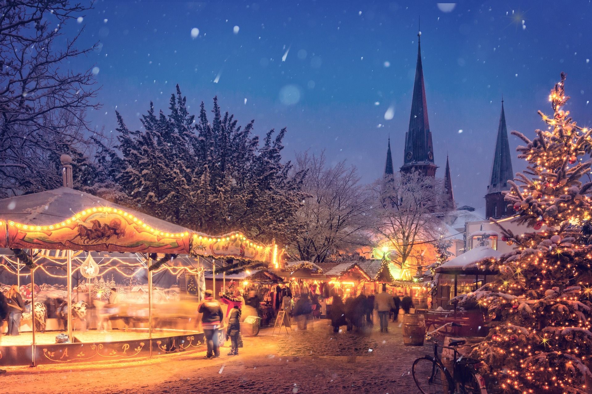 A pile of cookies and a glass of mulled wine are on a table on a christmas markets river cruise.